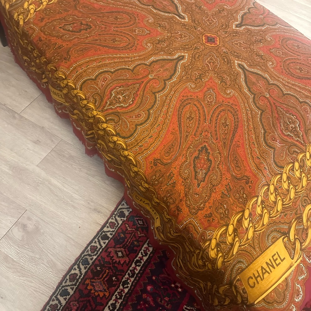 ✔️#81 Exceptionally beautiful Flawless Chanel Marama Shawl - Scarf 54” X 54” - Picture 3 of 9